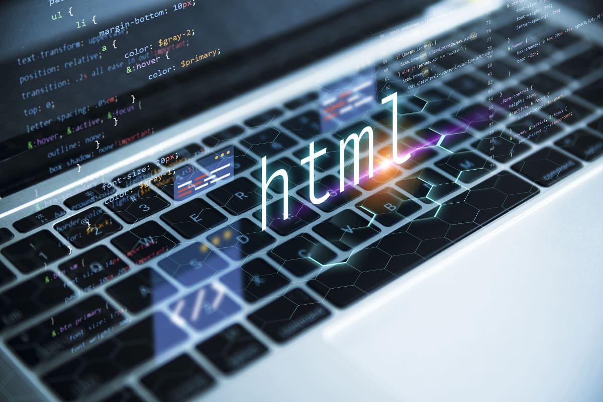 Imagem de computador com códigos e palavra html próximo a tecla de espaço, representando maneiras de espaçar conteúdo na ling